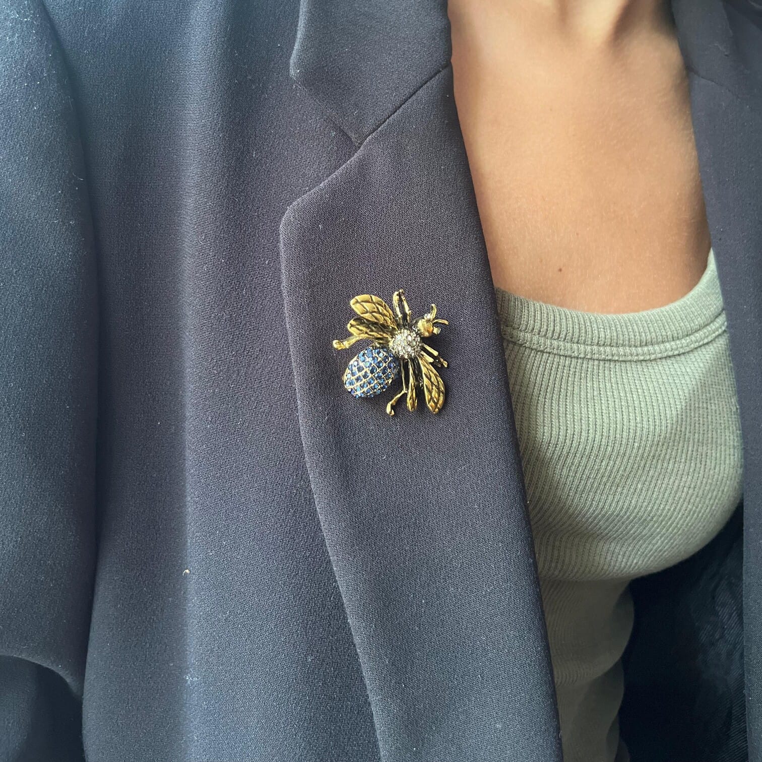 Prendedor Bee Dorada y Azul
